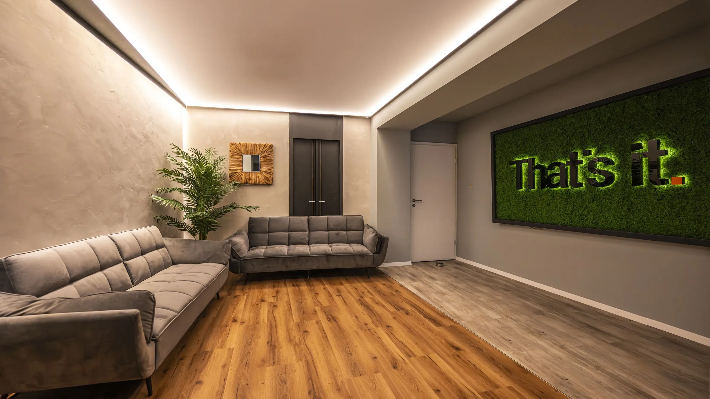 Lounge im Büro von That’s it. Marketing mit der Markenwand aus Moos