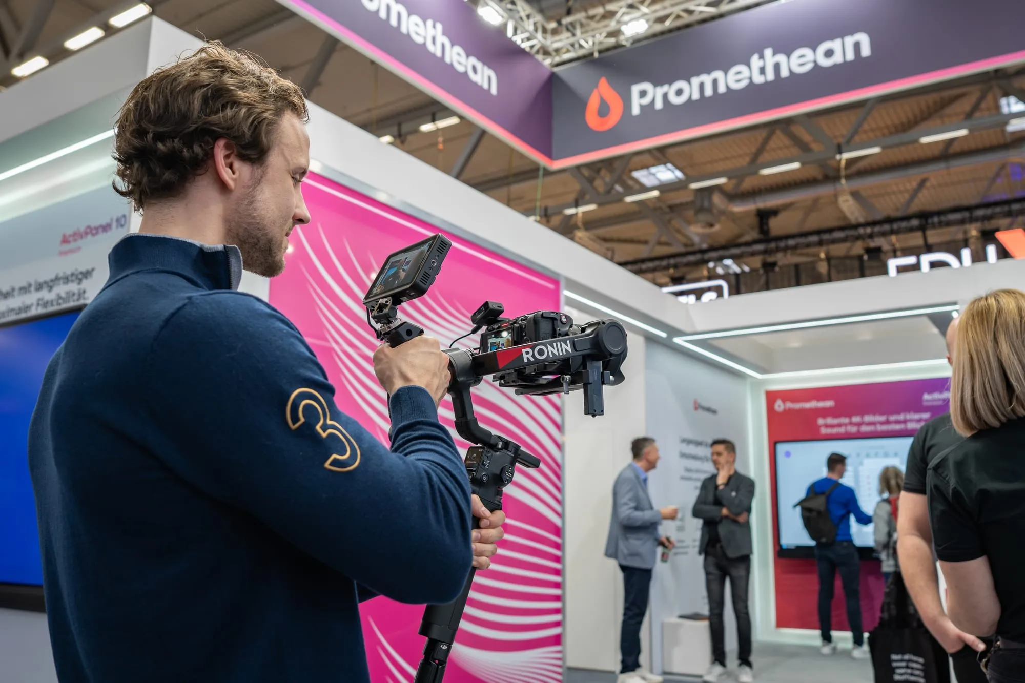 Kameramann mit Gimbal beim Videodreh auf dem Messestand von Promethean