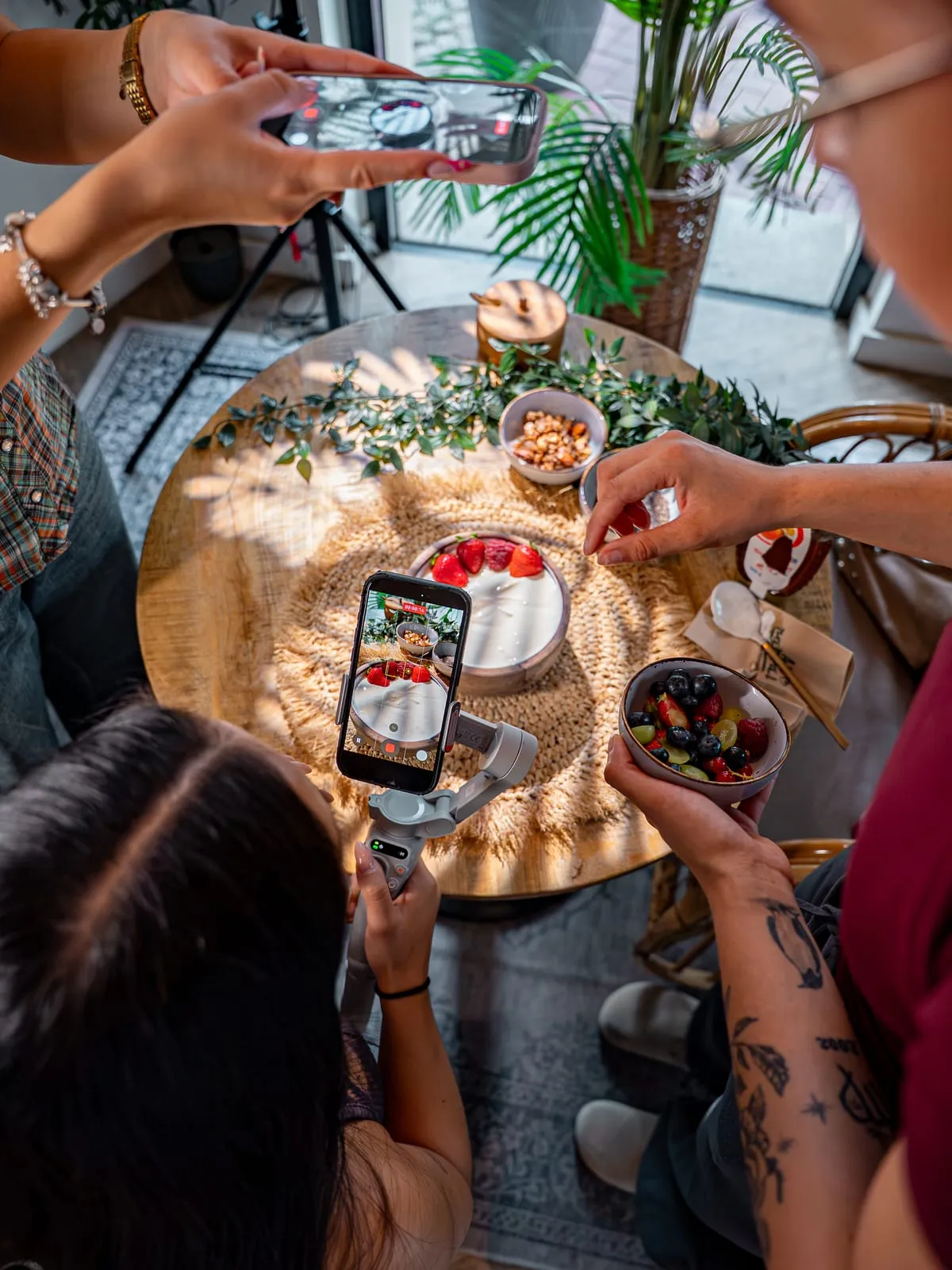 Videodreh für Sorella: ein gedeckter Tisch wird mit Smartphone und Gimbal gefilmt