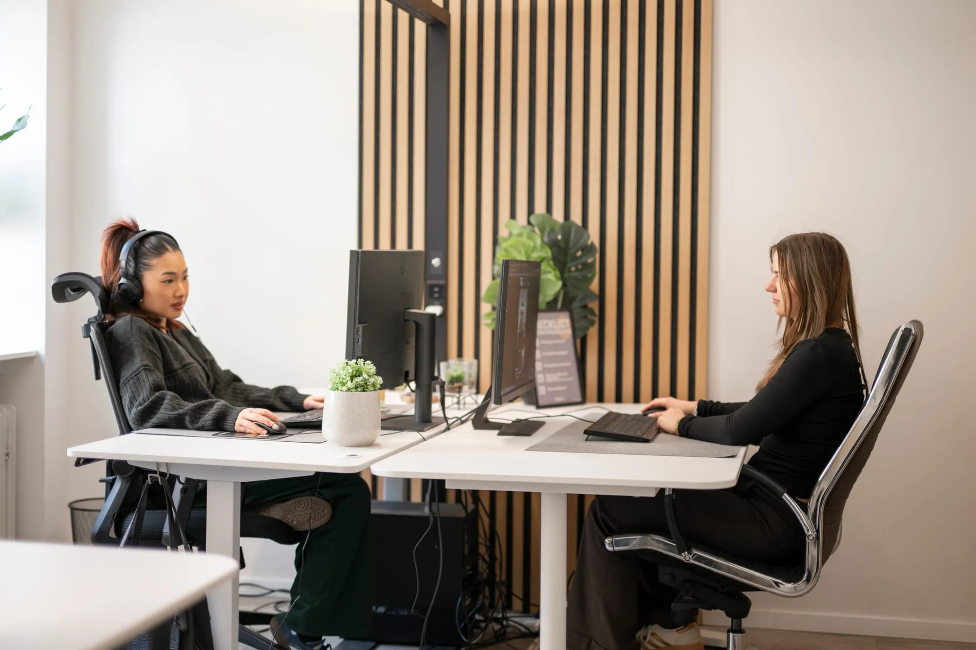 Zwei Mitarbeiterinnen von That’s it. Marketing an ihren Schreibtischen im Büro
